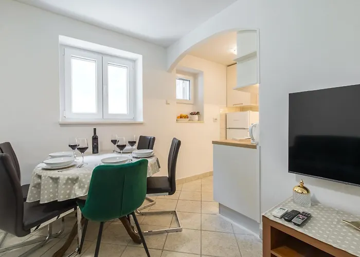 No.3 Apartment Split