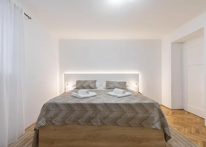 No.3 Apartment Split